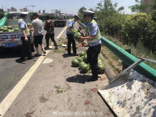 高速货车爆炸吃瓜,现场惊魂，吃瓜群众见证惊心动魄一幕
